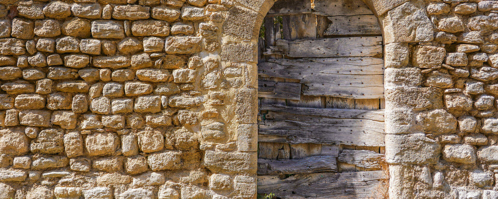 Porte ancienne | village | mur