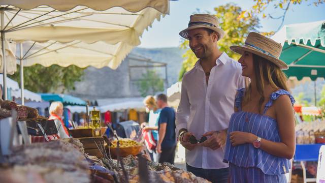 Marché du Luberon | Marché du village de Bonnieux | Chapeau Margotulle 