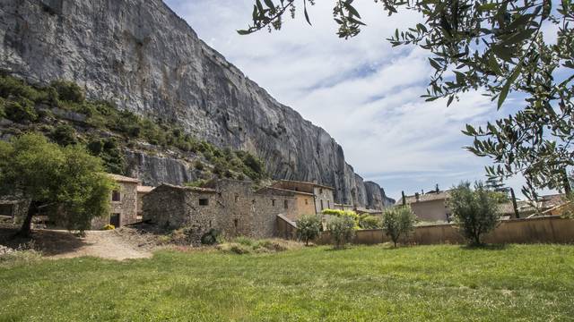 Lioux | Falaise de la Madeleine | Village du Luberon
