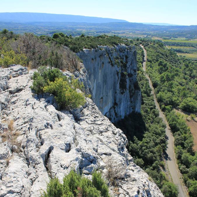 Lioux, falaises de la Madelaine 