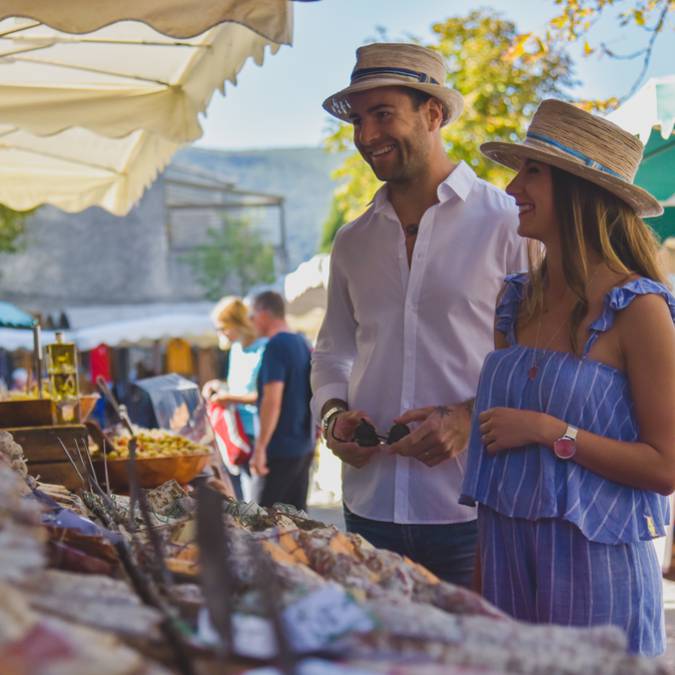 Marché du Luberon | Marché du village de Bonnieux | Chapeau Margotulle 